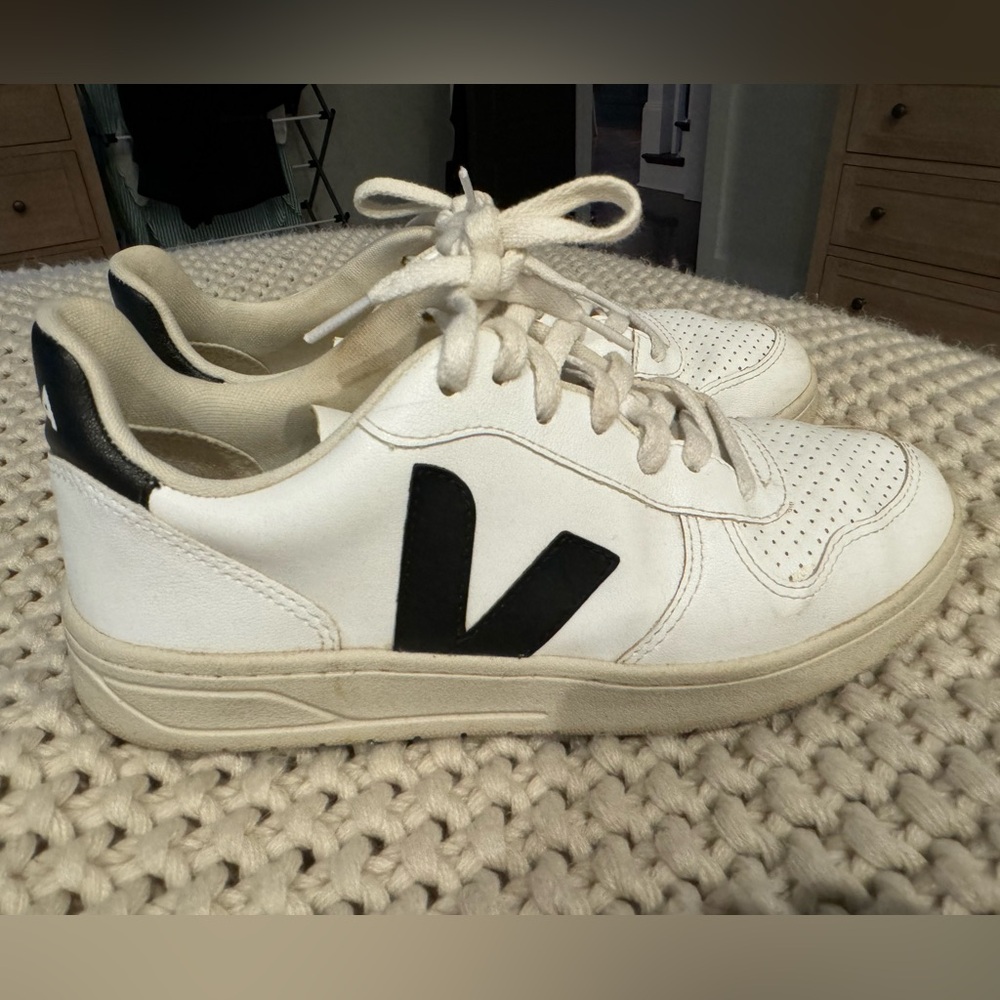 Veja V-10 Sneakers Size 8